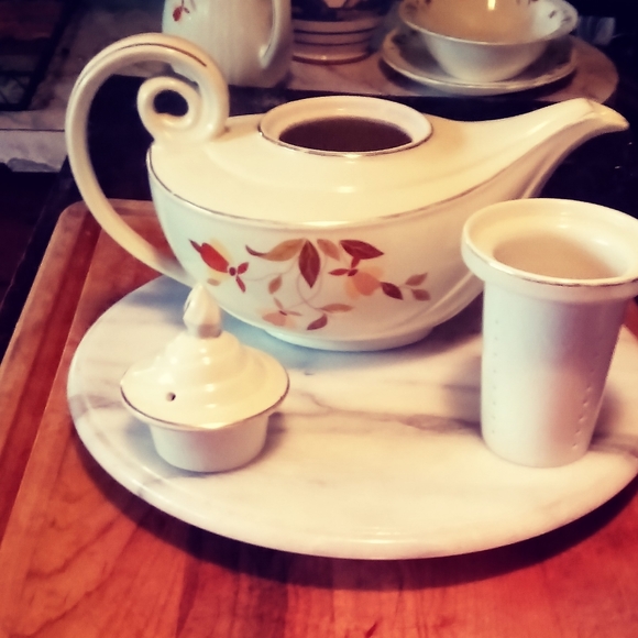 Vintage Hall Aladdin Teapot - Picture 2 of 6